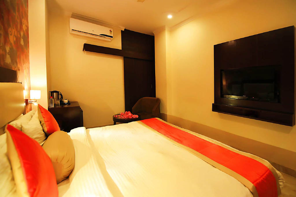 Veeva Hotel Ajmer Road Deluxe Room — AC Flat TV King Bed