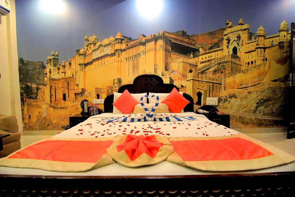 Veeva Hotel Ajmer Road Suite Room — Amber Fort mural special room