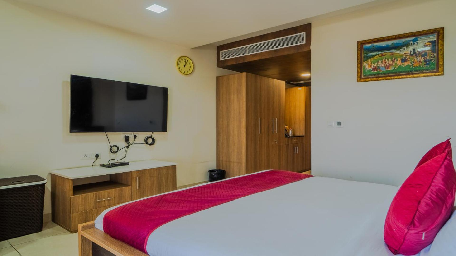 Veeva Hotel Sitapura Deluxe Room Red Accent